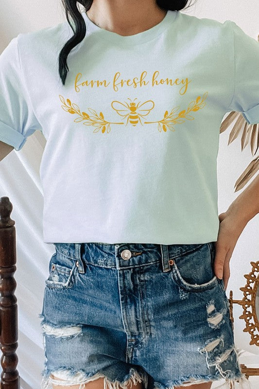 Farm Fresh Honey Bee Decor Graphic Tee – Cream – M