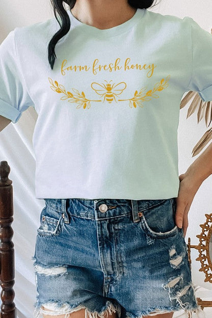 Farm Fresh Honey Bee Decor Graphic Tee – Cream – M