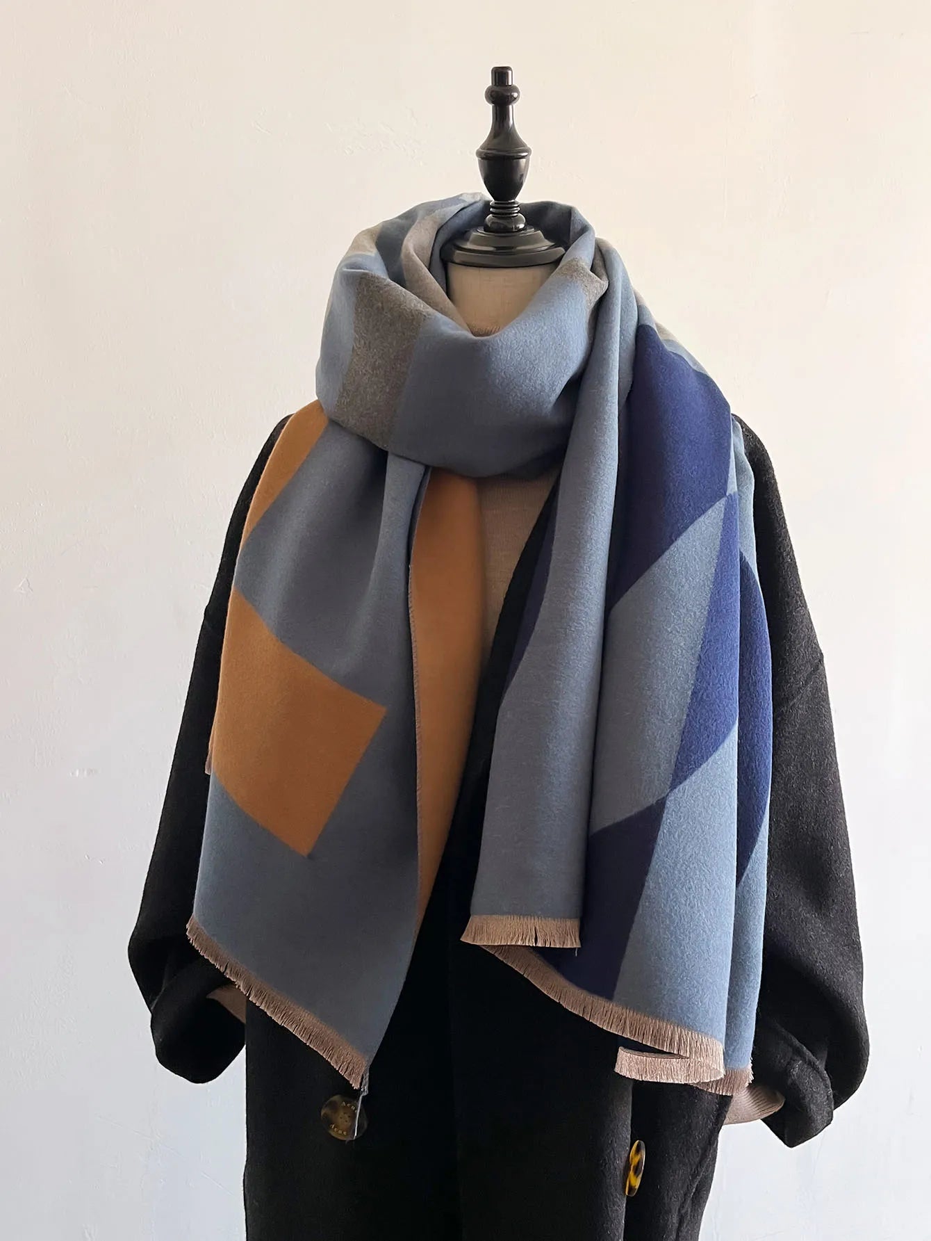 Women’s Geometric Cashmere-Feel Scarf – Reversible, Warm & Elegant