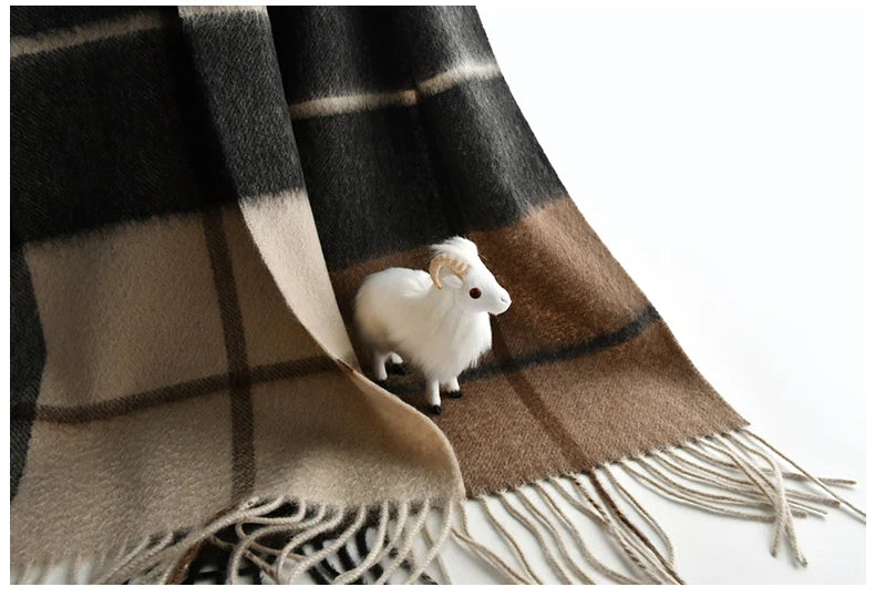 Cashmere Plaid Scarf – Soft, Warm, Travel-Ready