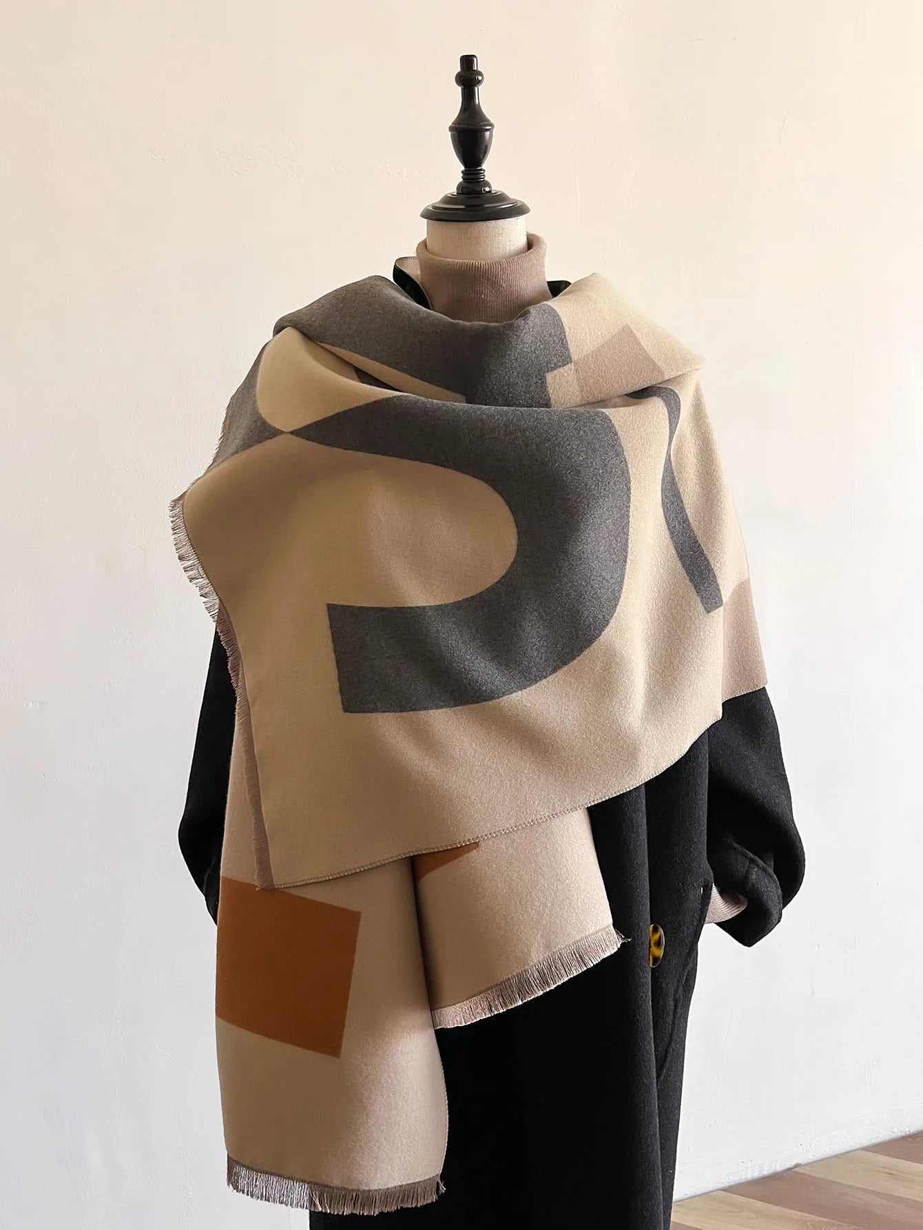 Women’s Geometric Cashmere-Feel Scarf – Reversible, Warm & Elegant
