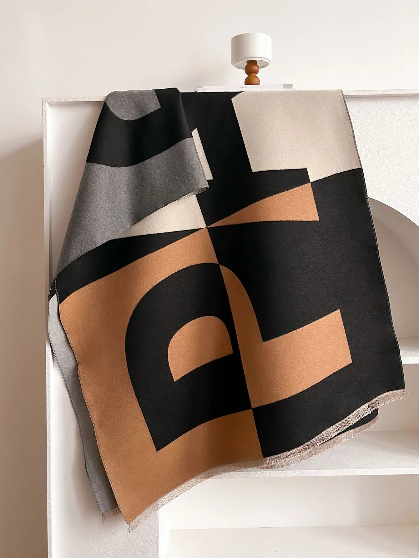 Women’s Geometric Cashmere-Feel Scarf – Reversible, Warm & Elegant