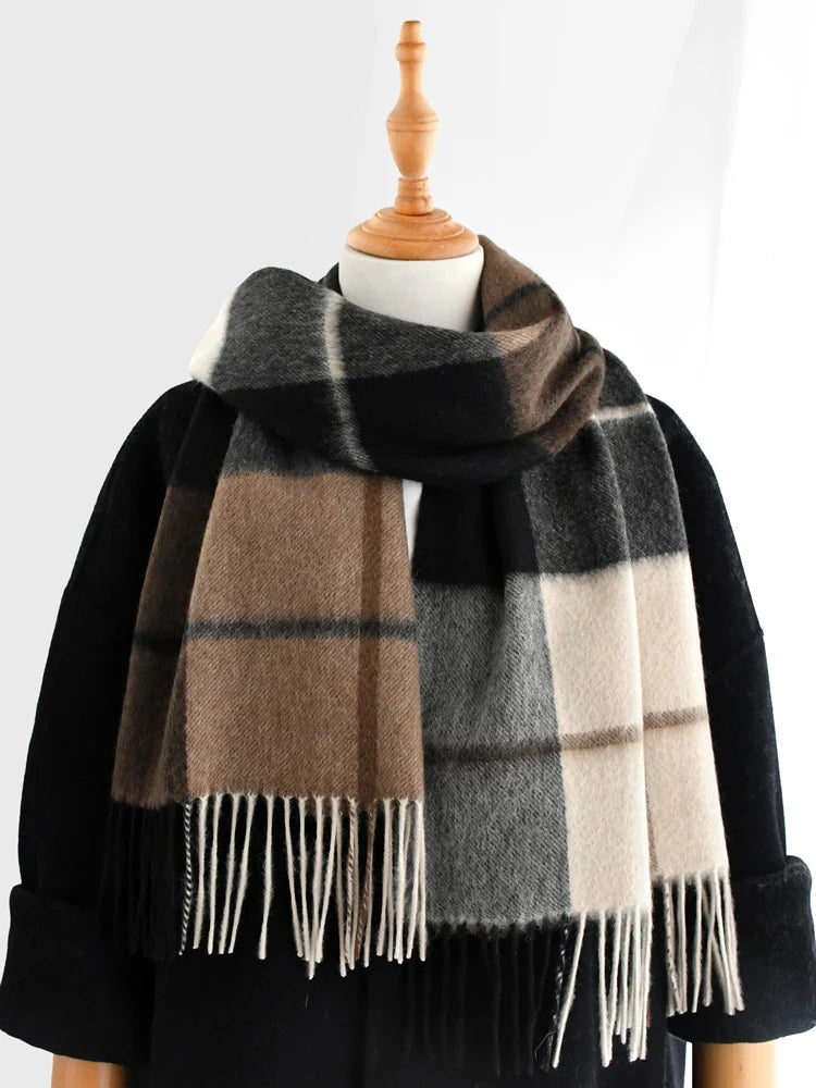 Plaid scarf with fringes on a mannequin wearing a black coat, branded 'FISHELLE'.