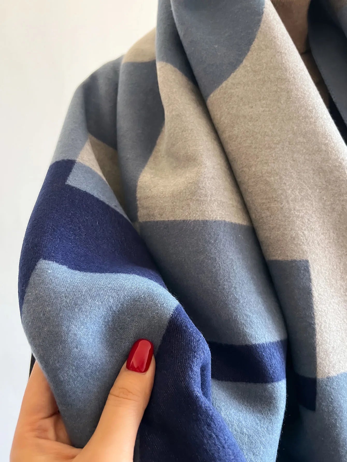 Women’s Geometric Cashmere-Feel Scarf – Reversible, Warm & Elegant