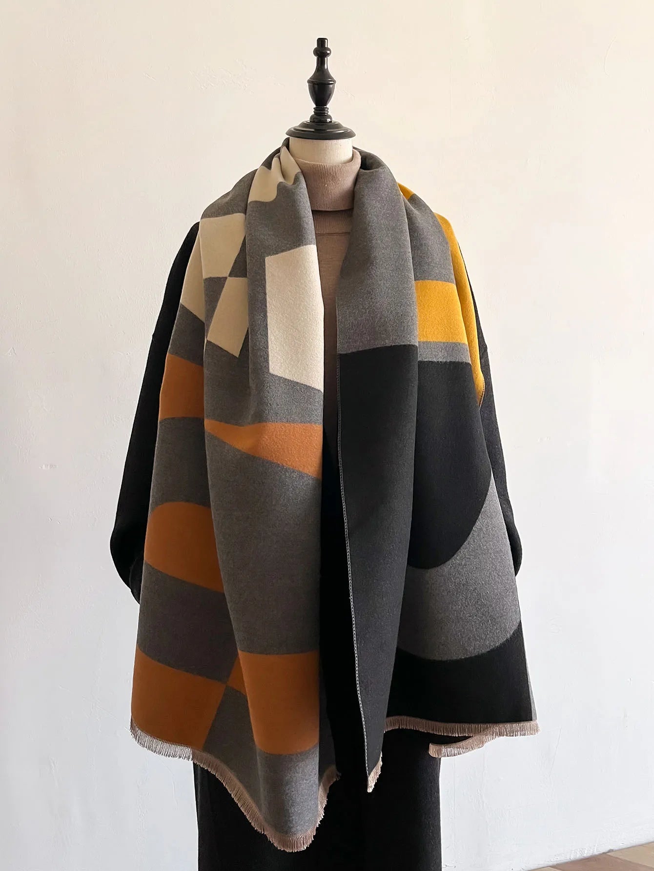 Women’s Geometric Cashmere-Feel Scarf – Reversible, Warm & Elegant