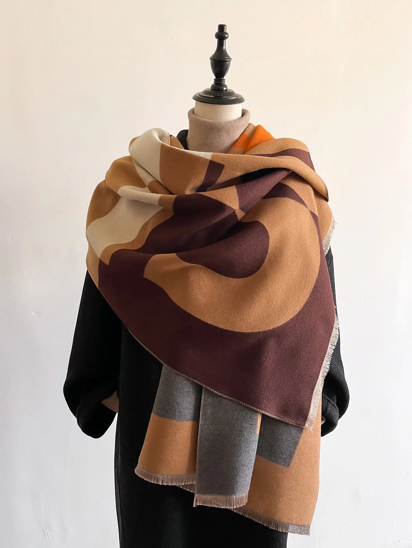 Women’s Geometric Cashmere-Feel Scarf – Reversible, Warm & Elegant